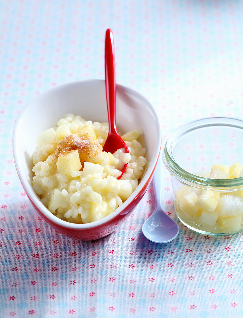 Milch-Reis-Brei mit Obst (Apfel und Birne), Zimt und Zucker