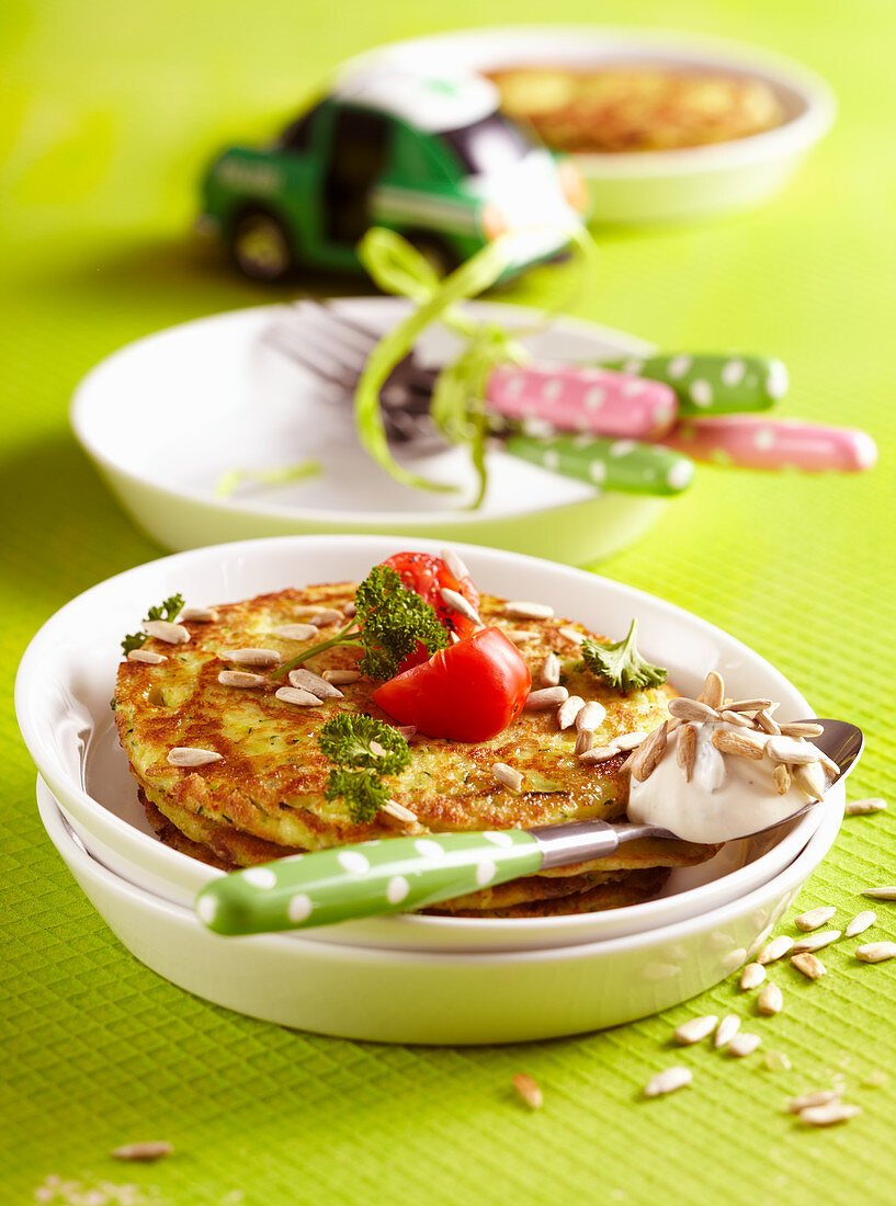 Zucchini-Pfannkuchen mit Sonnenblumenkernen