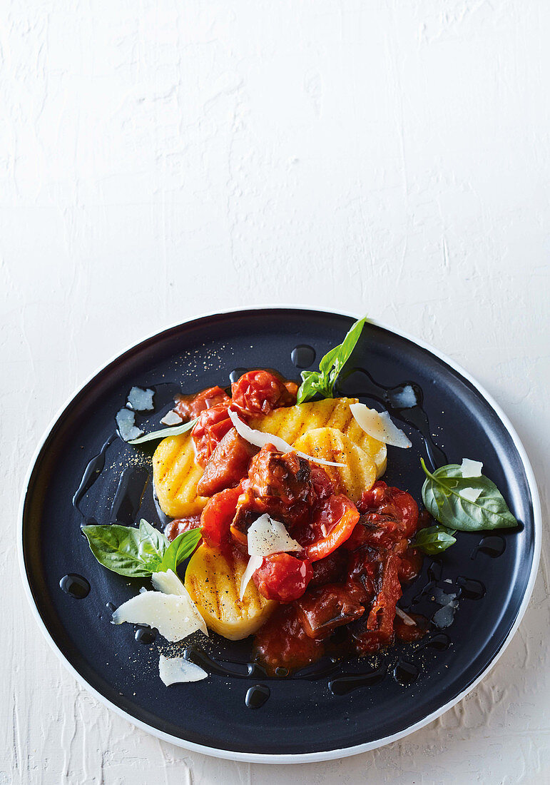 Auberginenragout auf gegrillter Polenta