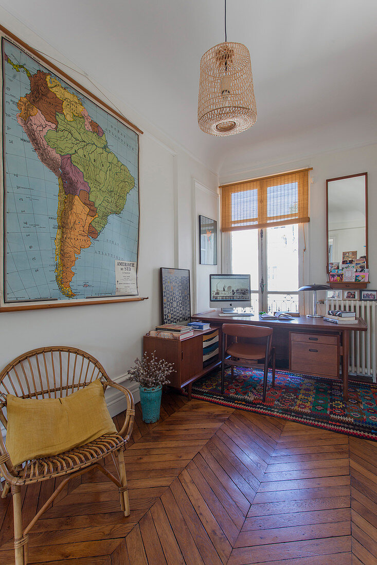 Vintage-Möbel im Arbeitszimmer eines Pariser Altbaus