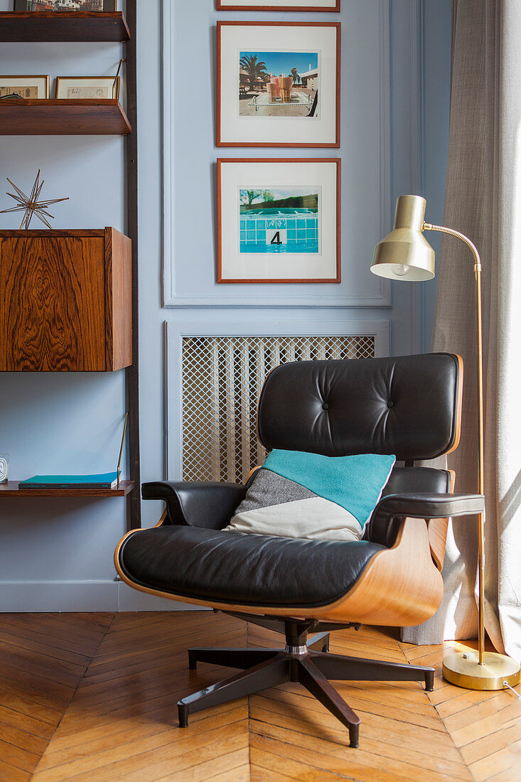 Vintage-Designermöbel im Wohnzimmer eines Pariser Altbaus