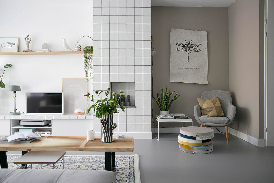 Modernes Wohnzimmer in Grau und Weiß mit Kaminattrappe