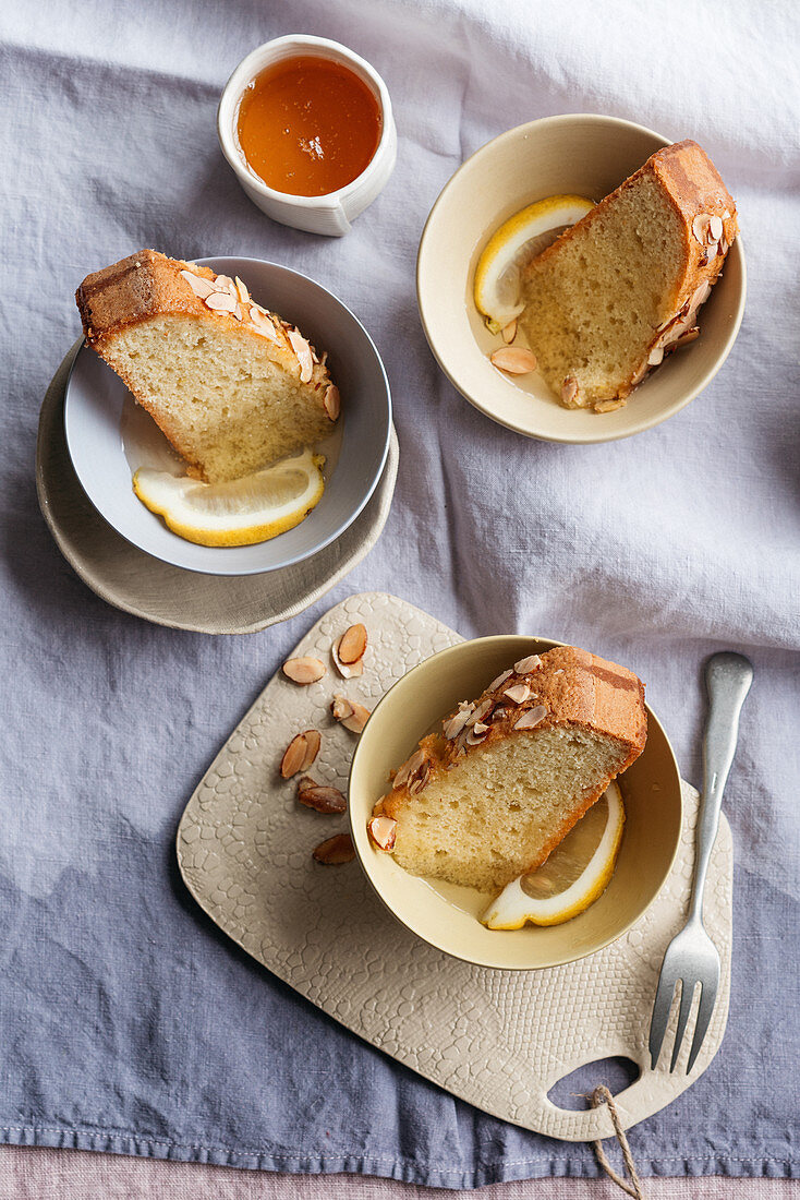 Mandel-Zitronen-Kuchen mit Zitronensirup