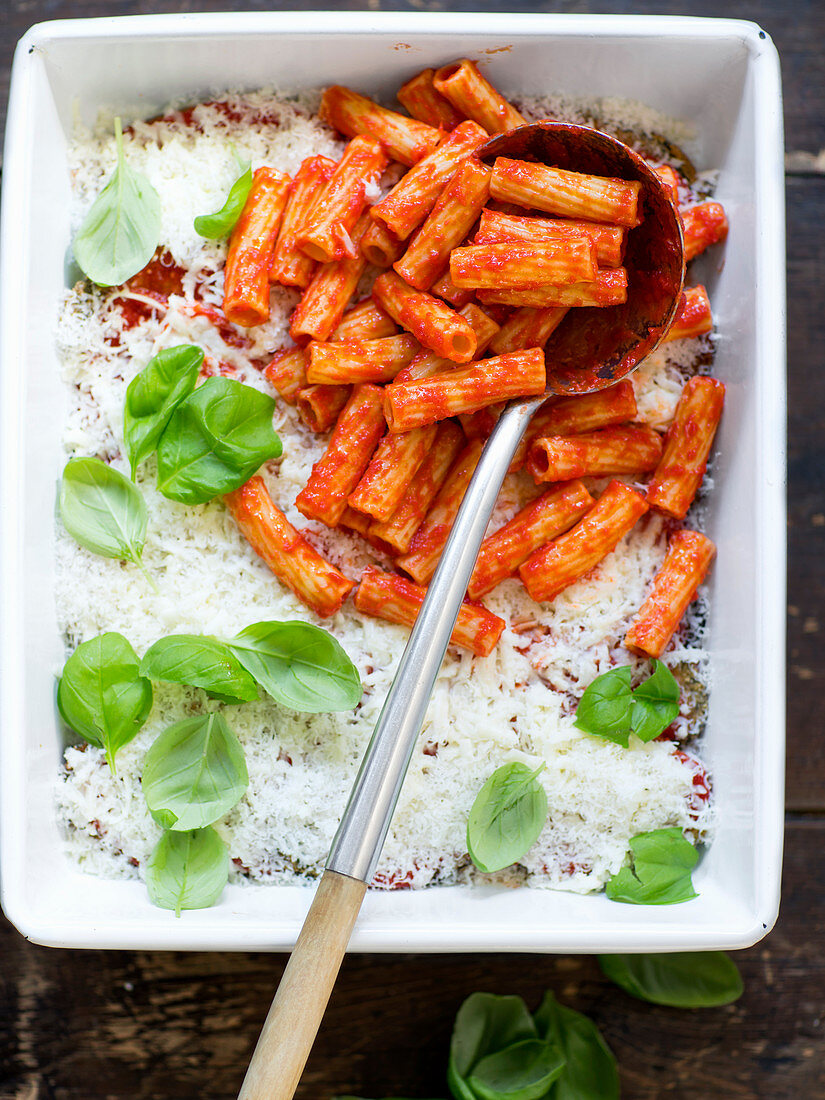 Nudelauflauf mit Auberginen, Tomatensauce und Parmesan zubereiten