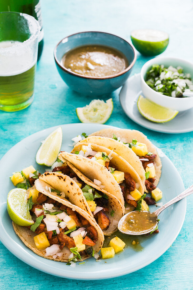 Tacos al Pastor (mit Schweinefleisch, Ananas, Zwiebel, Koriander, Limette und grüner Sauce)