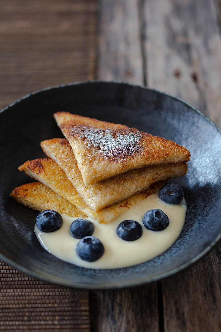 Arme Ritter mit Vanillesauce und Blaubeeren