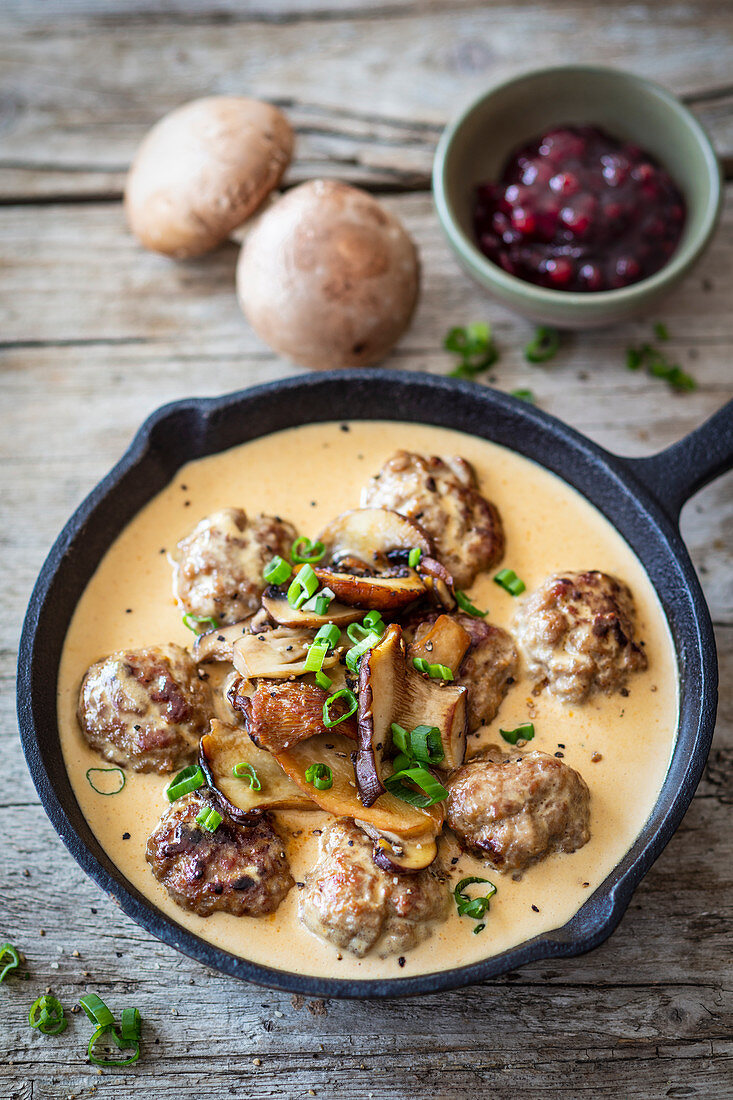 Kötbullar mit Pilzen und Preiselbeeren