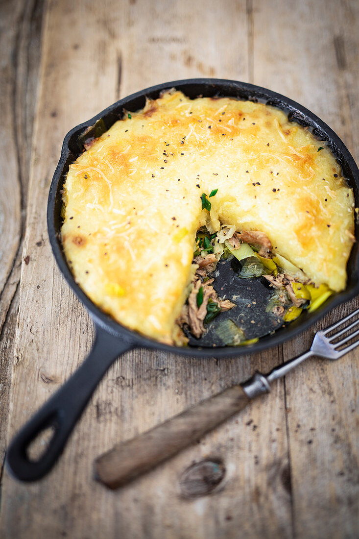 Pfannenauflauf mit Tafelspitz, Lauch und gratiniertem Kartoffelpüree