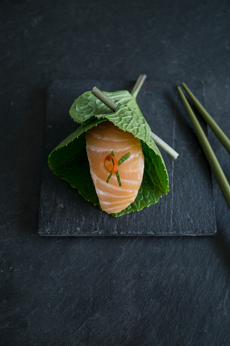 Nigiri-Sushi mit Lachs in einem frischen Wasabiblatt