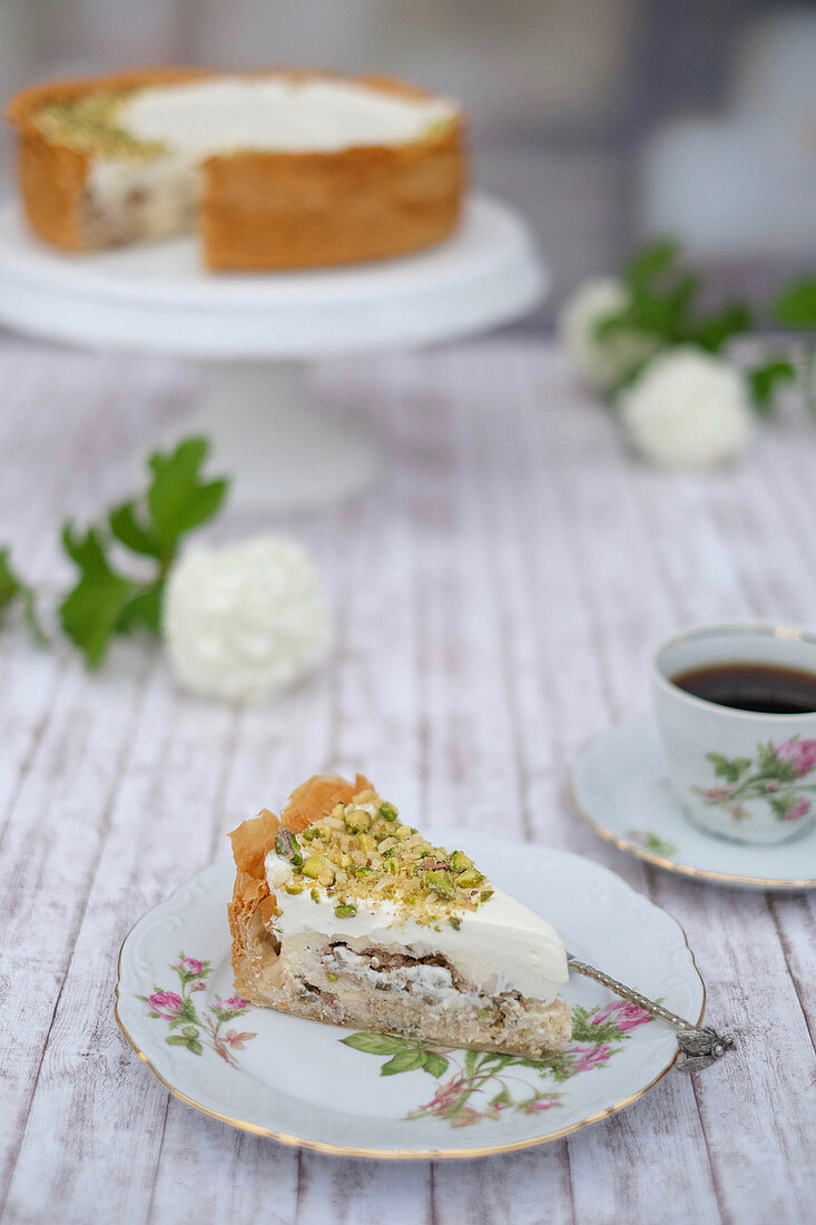 Baklava cheesecake, sliced