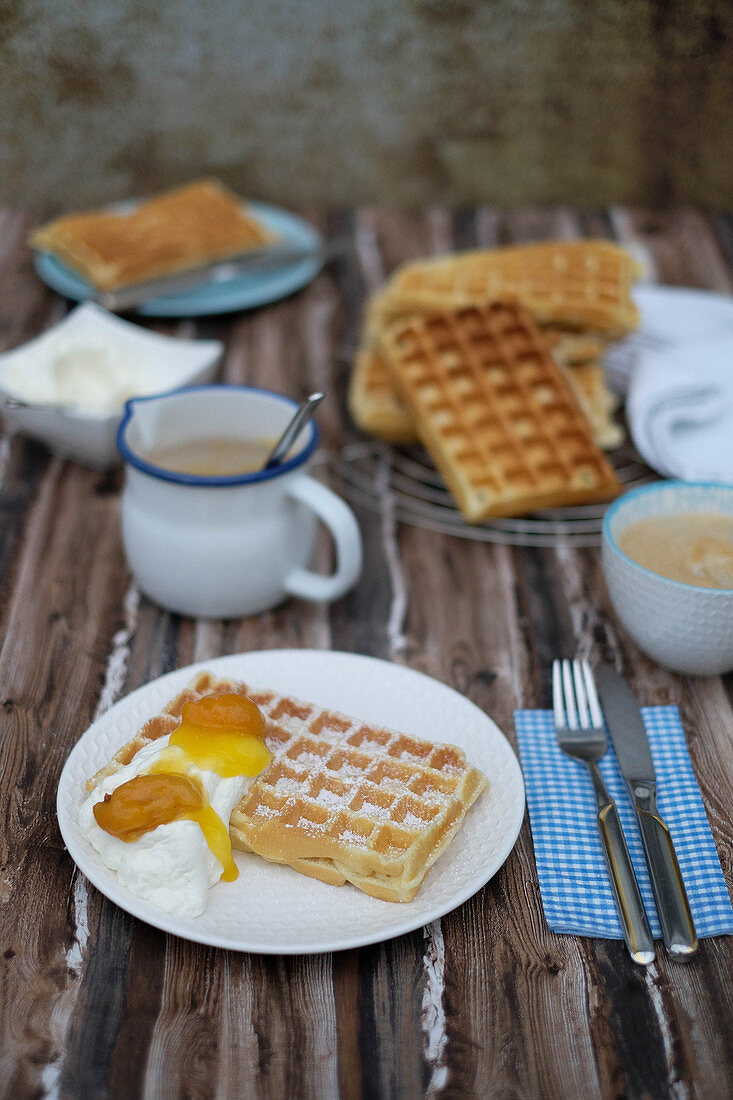 Belgische Waffeln mit Sahne und Aprikosen