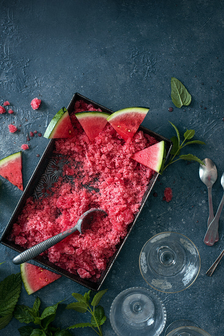 Wassermelonengranita mit frischer Wassermelone und Minze (Draufsicht)