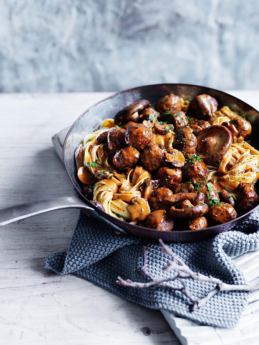 Tagliatelle mit Ragout aus Wildhackfleischbällchen und Waldpilzen