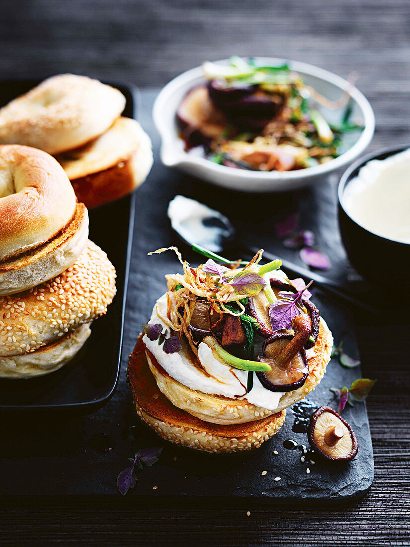 Bagels with tofu cream, shiitake mushrooms and crispy ginger strips (Asia)