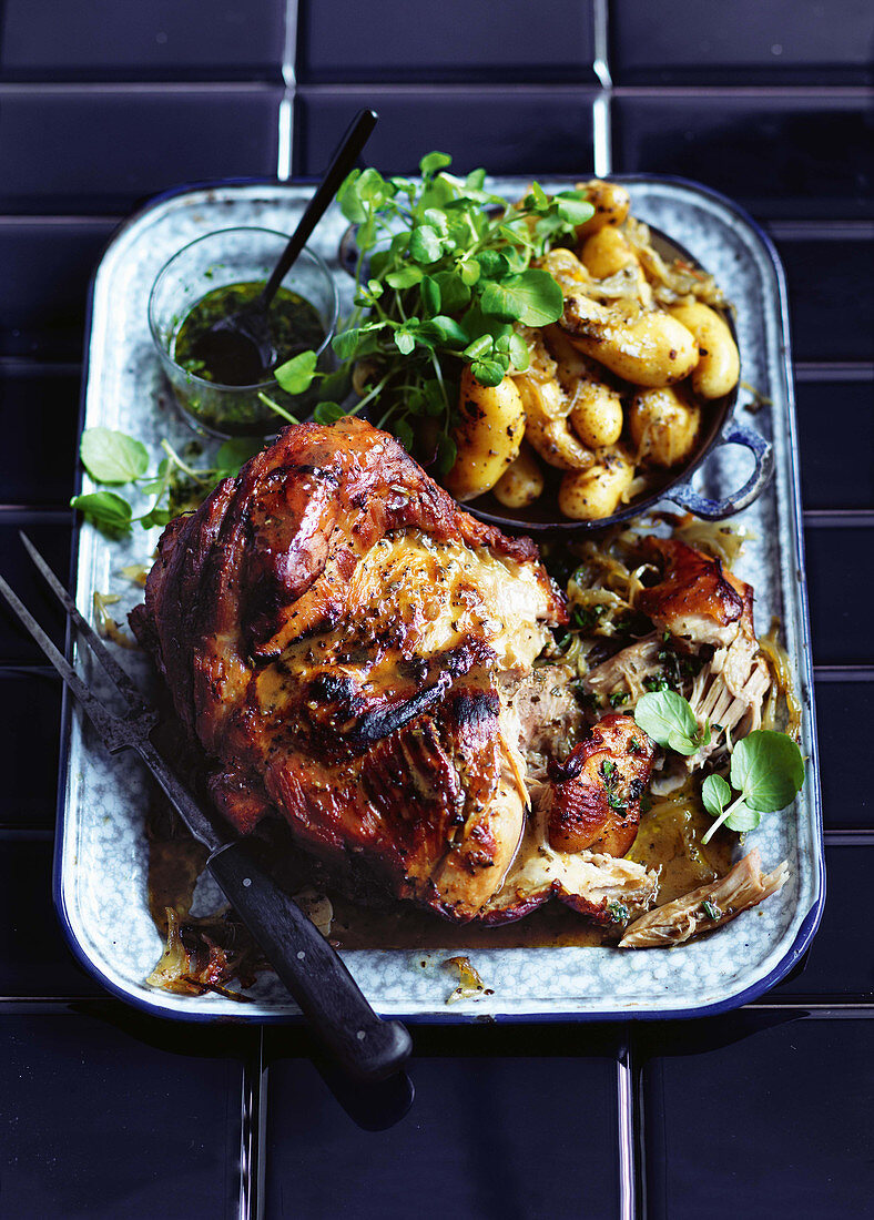 Schweineschulter mit Kräuterdressing und Kartoffeln (Slow Cooking)