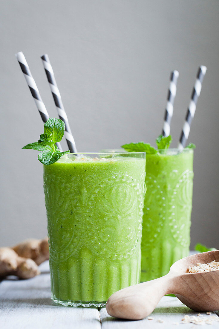 Grüner Smoothie mit Minze in Gläsern