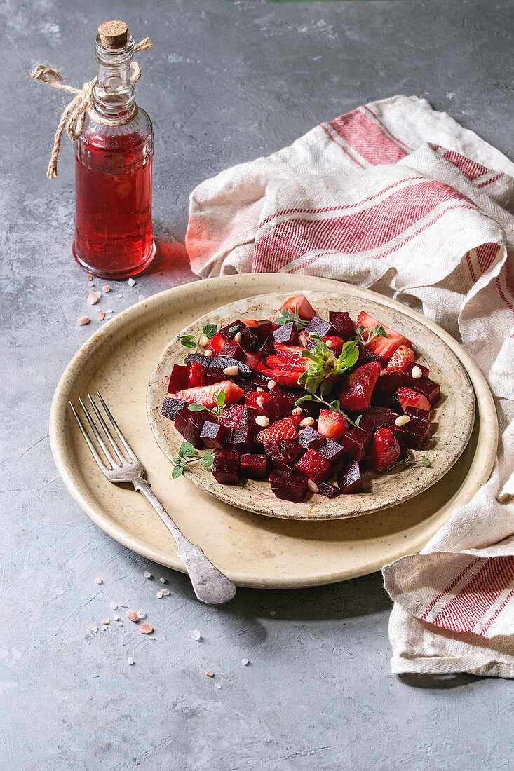 Rote-Bete-Salat mit Erdbeeren und Pinienkernen