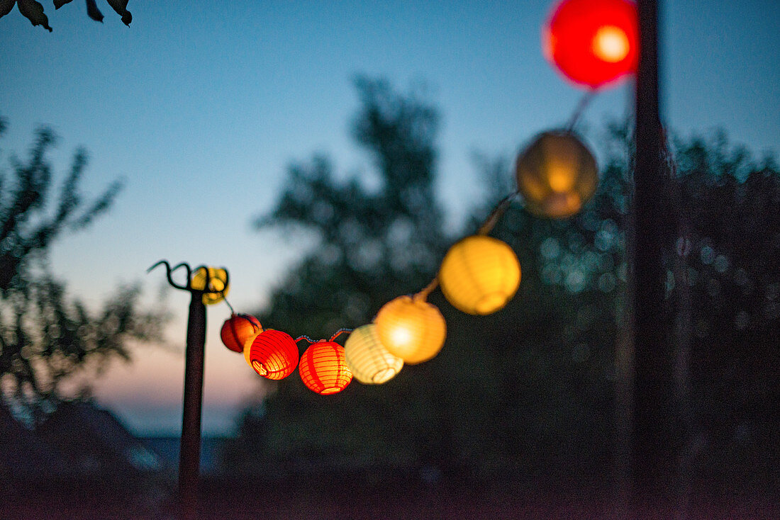 Lampionkette als Deko für eine Gartenparty