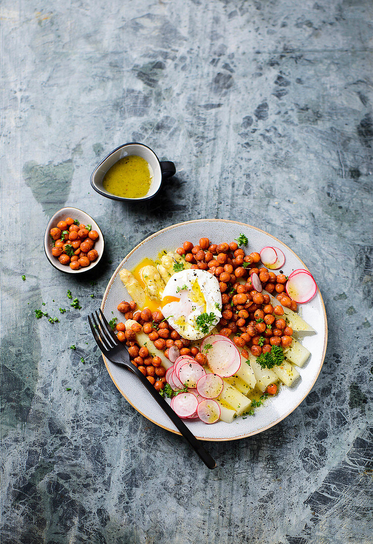 White asparagus with chickpeas and poached egg