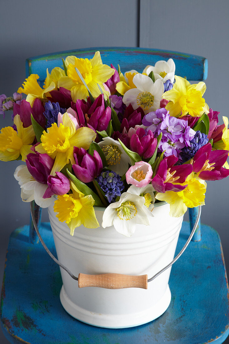 Bunter Frühlingsstrauß mit Tulpen und Narzissen