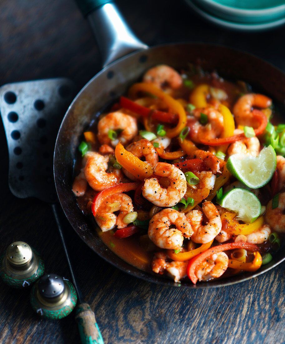 Mexikanische Garnelenpfanne mit Limetten und Paprikaschoten