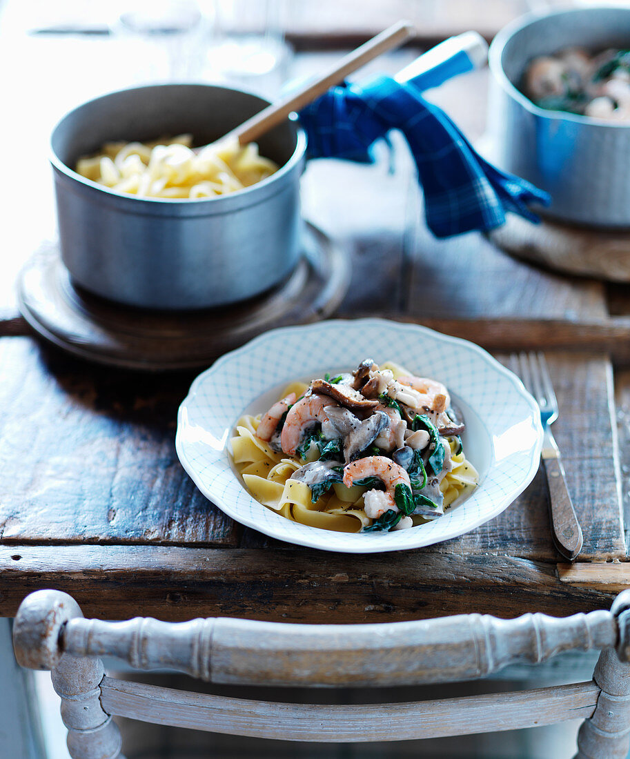 Pappardelle with spinach, mushrooms and shrimps