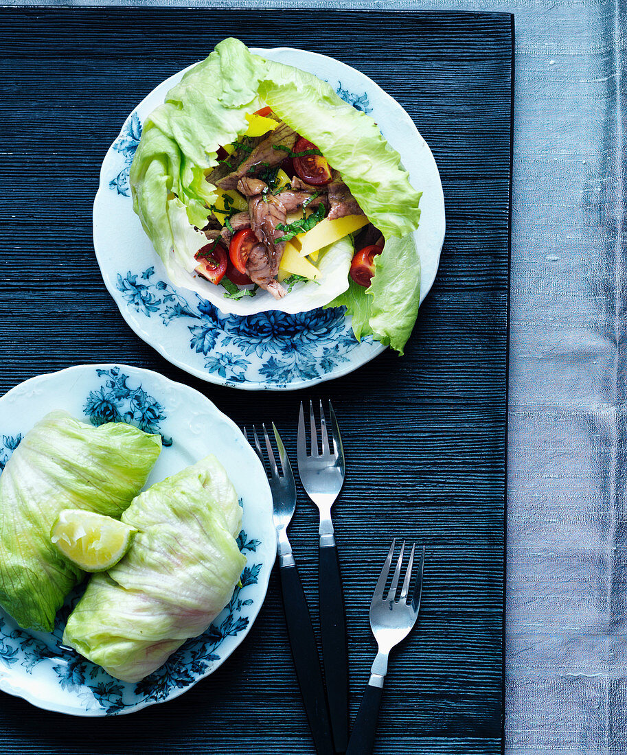 Iceberg salad rolls with pork, mango, tomatoes and peppers