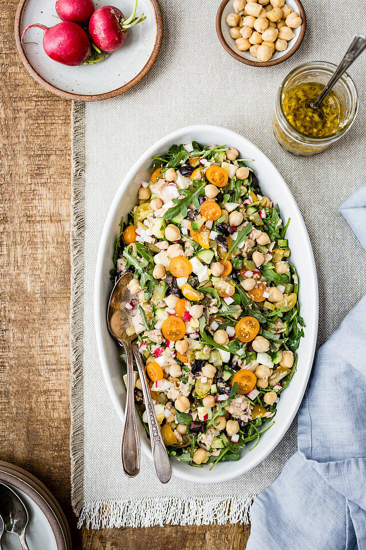 Kichererbsen-Thunfischsalat mit Tomaten, Rucola, Radieschen und Oliven