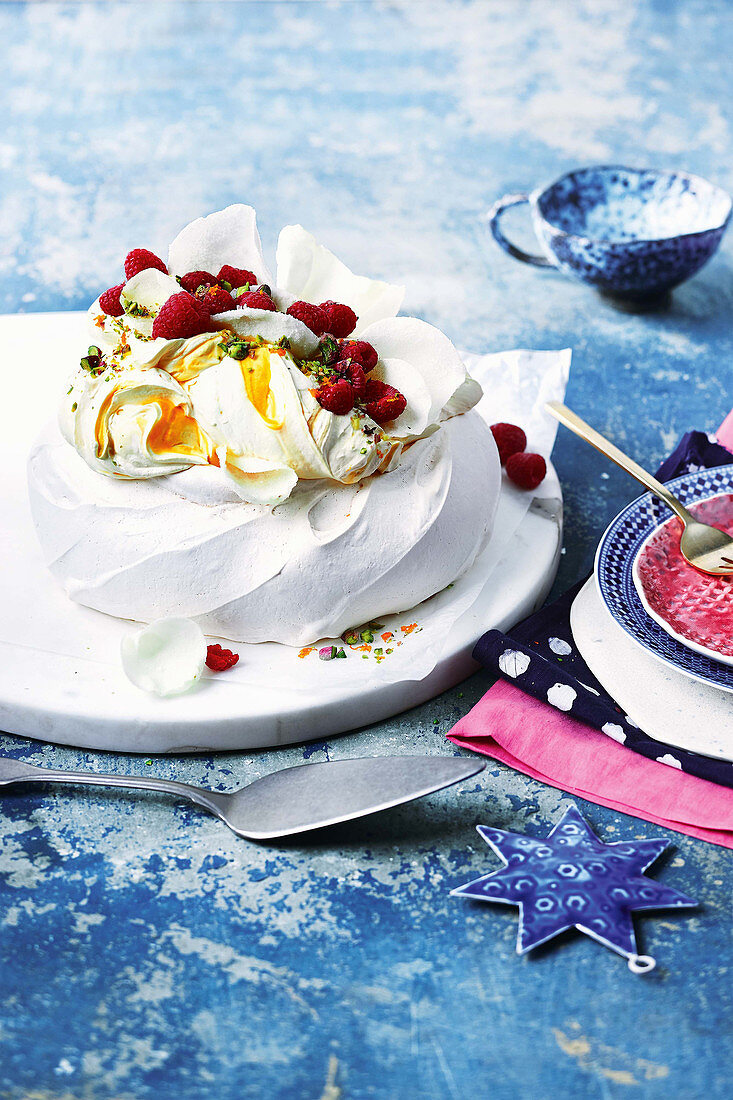 Pavlova mit Safran und Himbeeren