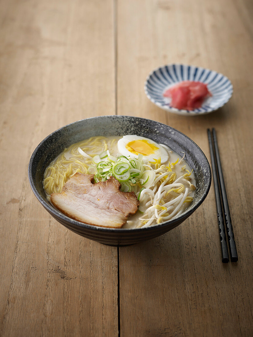 Ramen-Nudeln mit Fleisch, Sprossen und Ei (Japan)