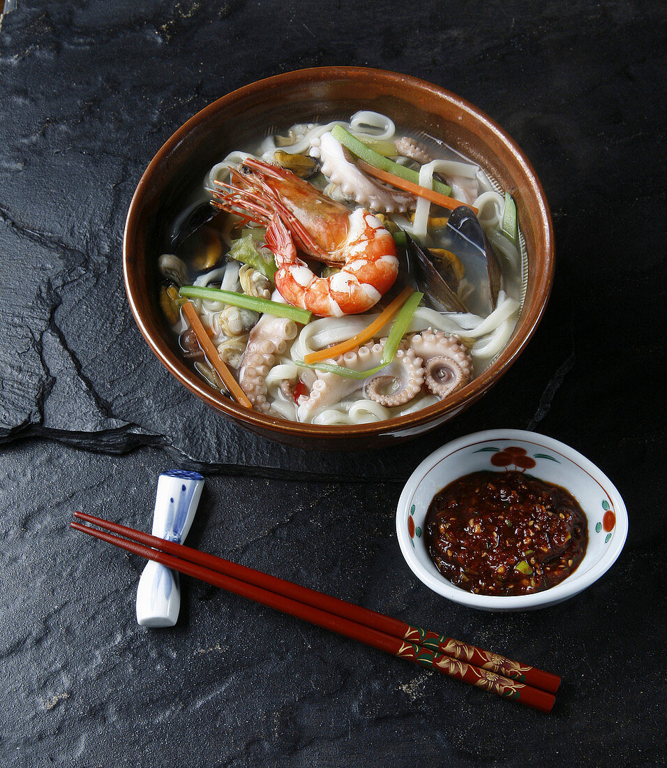 Kalguksu (Nudelsuppe, Korea) mit Meeresfrüchten