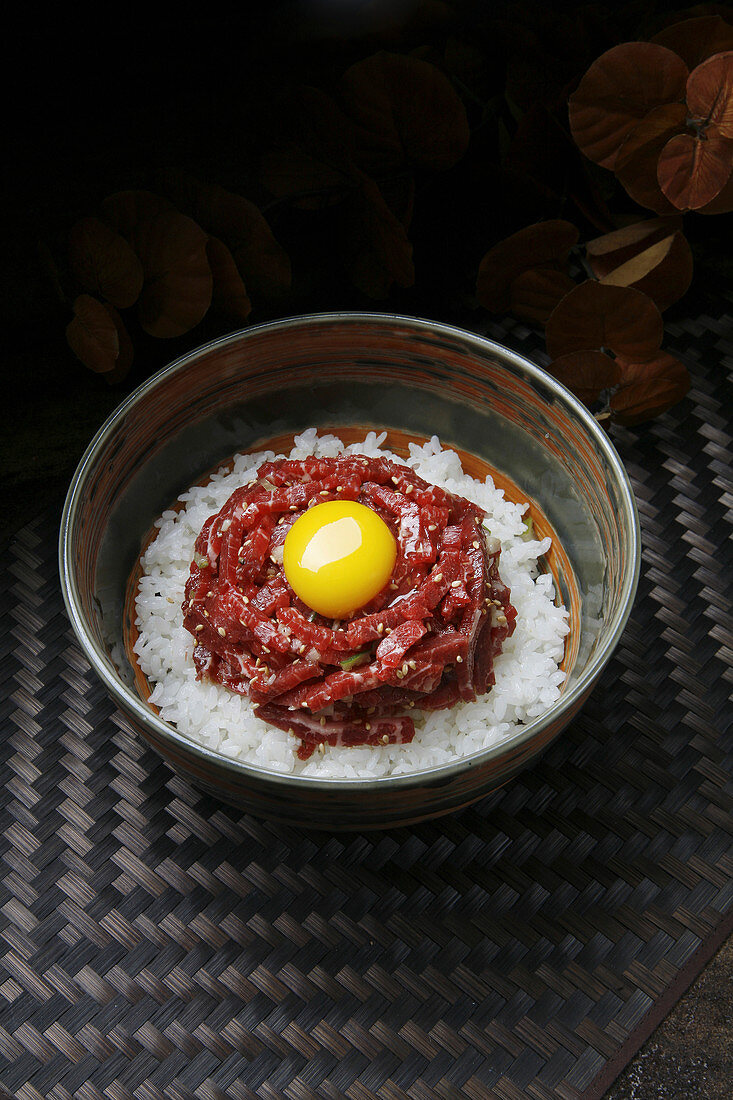 Gehacktes rohes Rindfleisch mit Eigelb auf Reis (Korea)