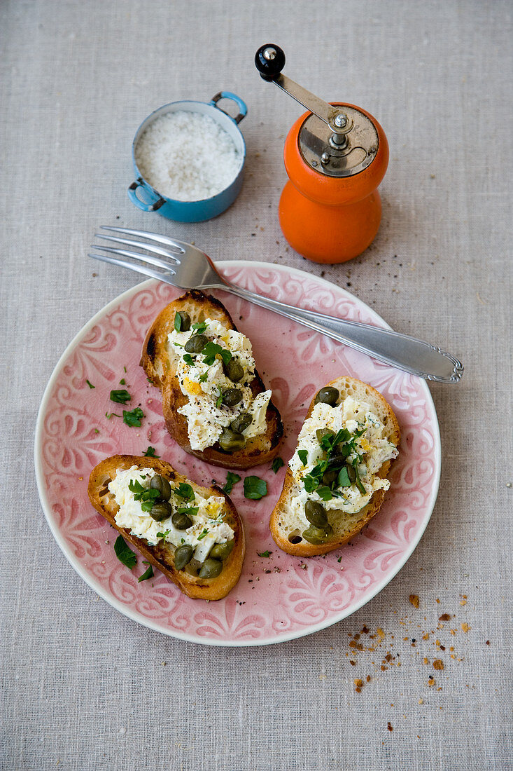 Crostini with egg salad and capers