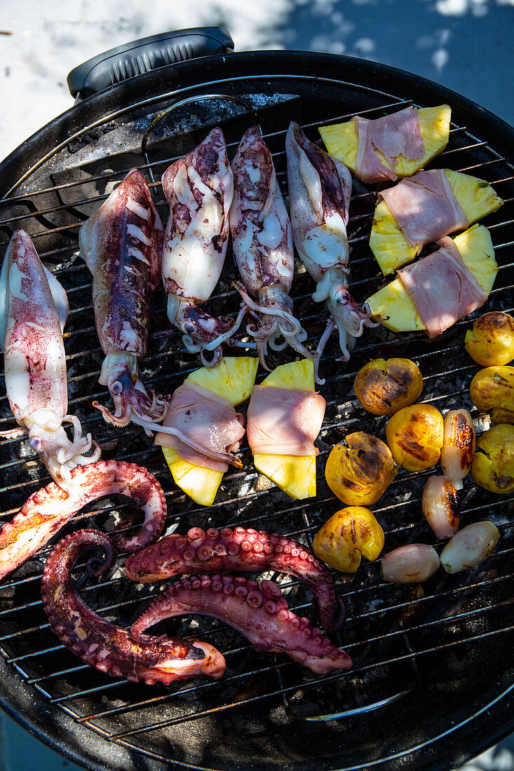 Tintenfisch, Oktopus und Früchte auf dem Grill