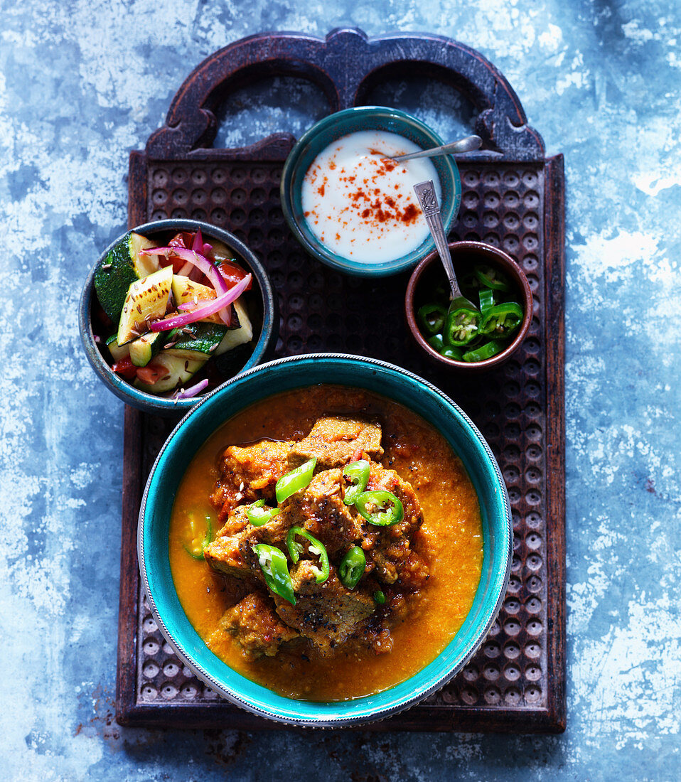 Balti with green chillies, zucchini and red onion (India)