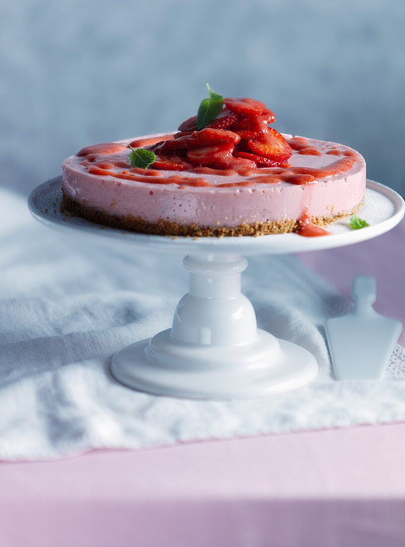 Cheesecake with strawberries and mint