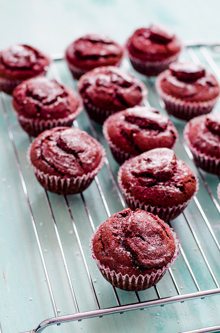 Red Velvet Cupcakes auf Kuchengitter