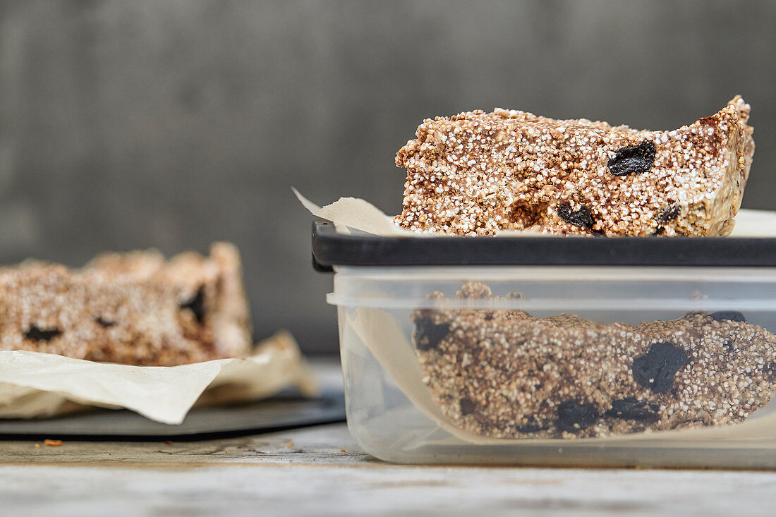 Amaranth bars with dried fruit