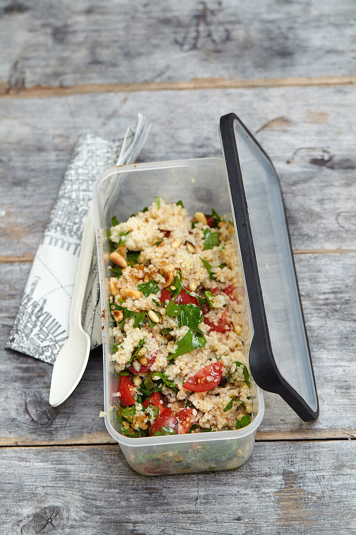 Wintercouscous mit Tomaten, getrockneten Aprikosen und Kräutern