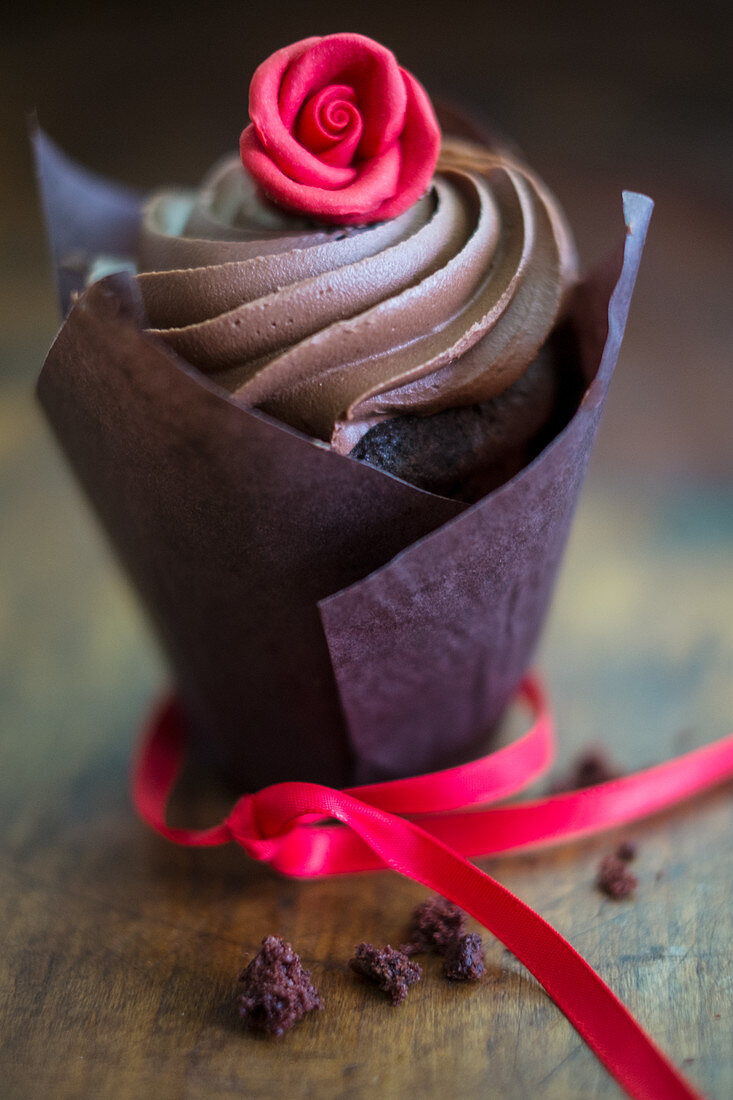 Schokoladencupcake mit Cremehaube und Marzipanrose