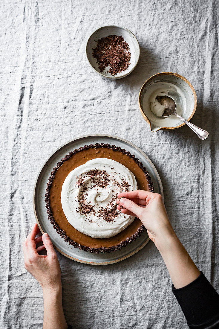 Vegane Schokoladentarte mit Sojasahne (Raw Baking)