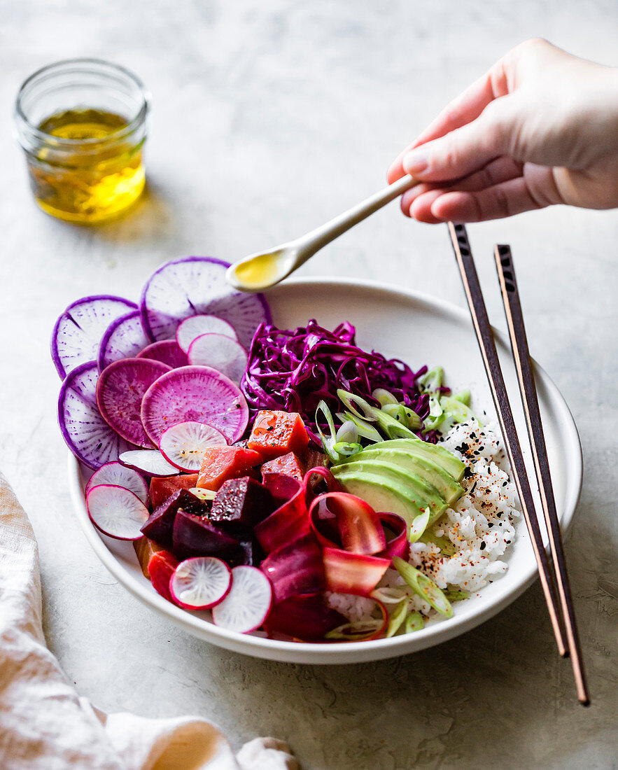 Vegane Poke Bowl mit Rüben (glutenfrei)