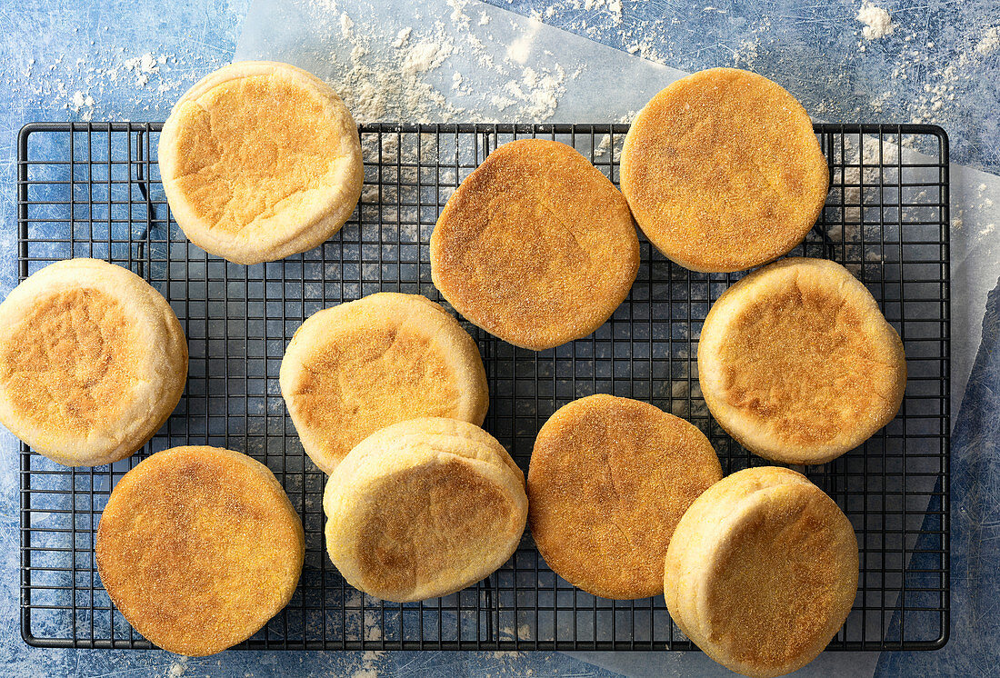 English Muffins auf Abkühlgitter (Aufsicht)