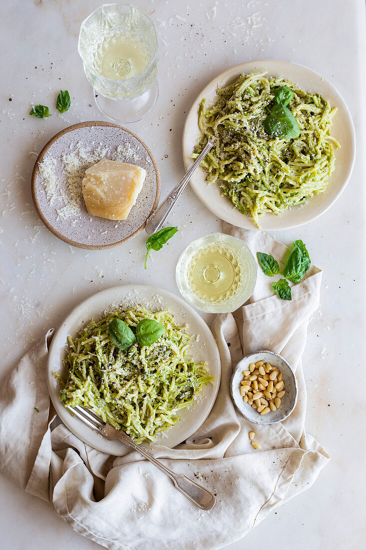 Pasta with pesto and asparagus