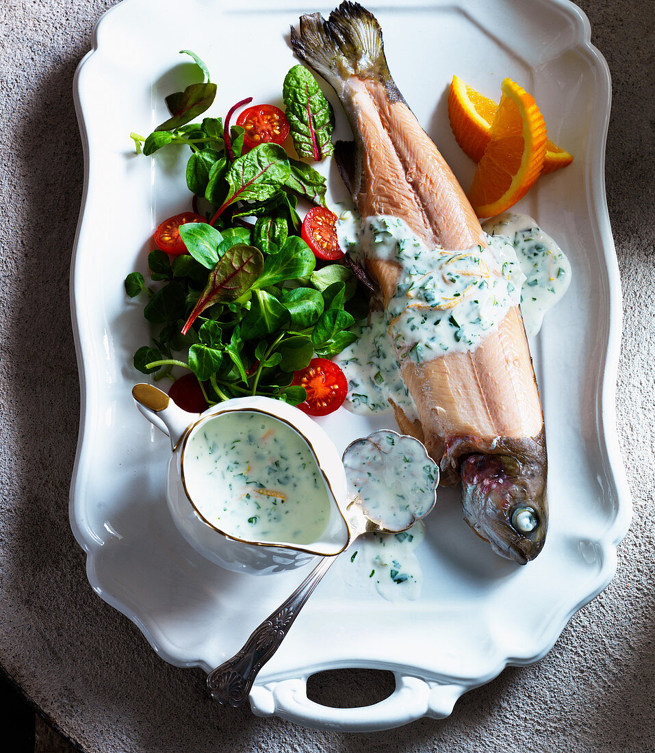 Forelle mit Brunnenkressesauce, Salat, Kirschtomaten und Orangen