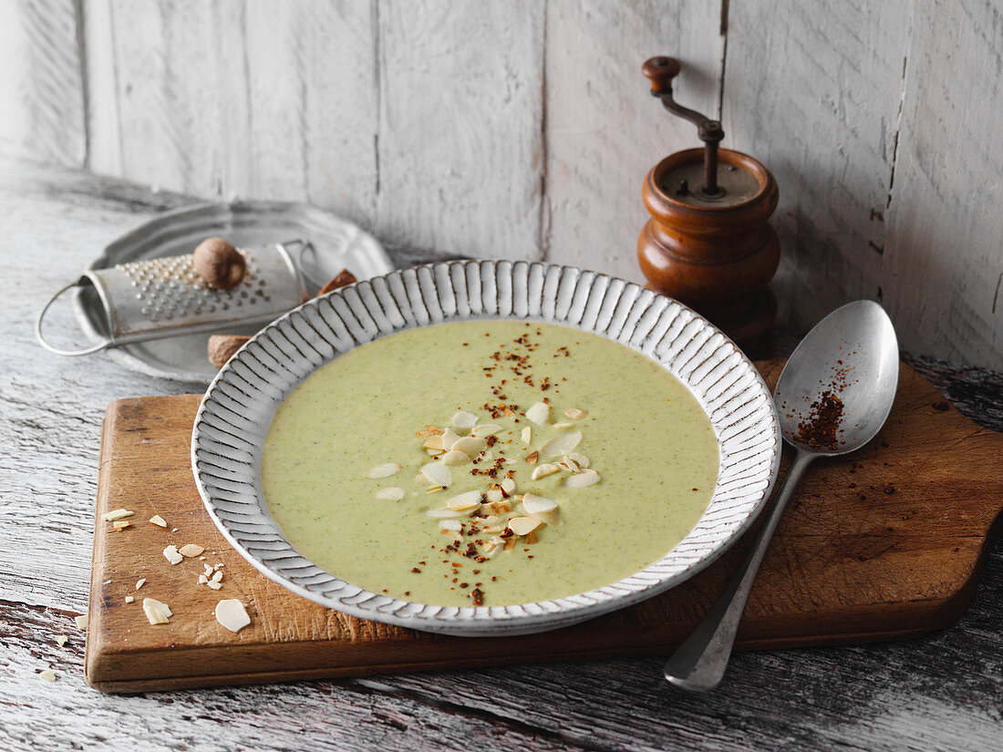 Broccoli soup with almonds (low carb)