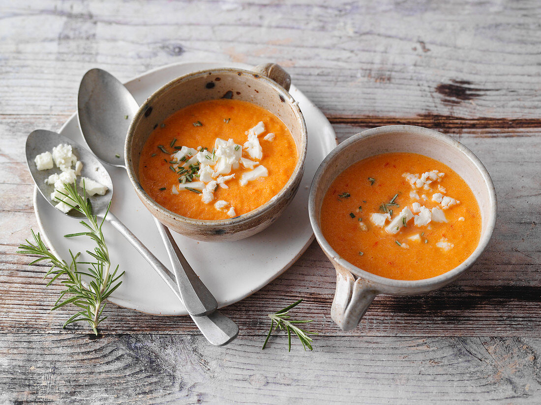 Roasted pepper soup with sheep's cheese (low carb)