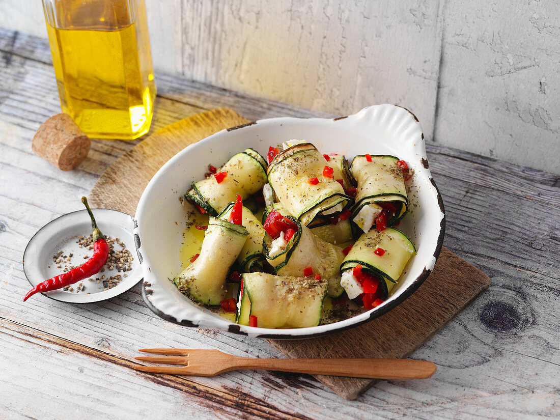 Scharfe Zucchiniröllchen mit Schafskäse und Paprika (Low Carb)