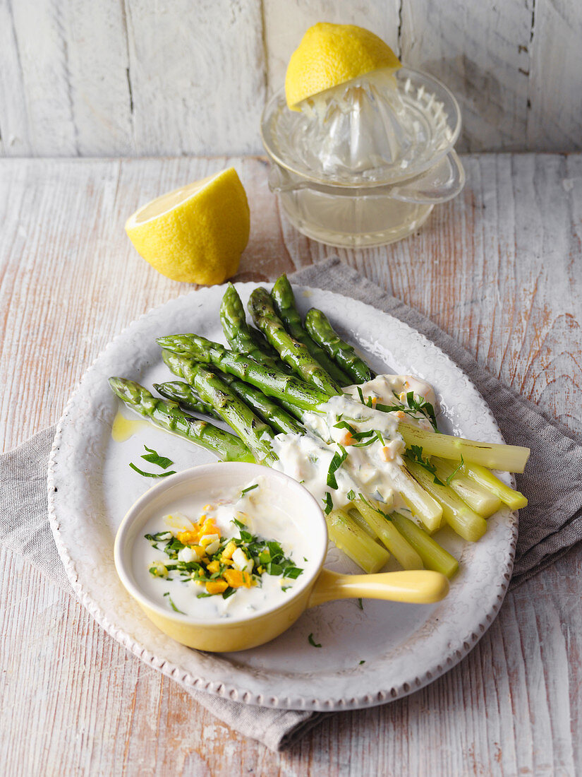 Grilled green asparagus with egg sauce (low carb)