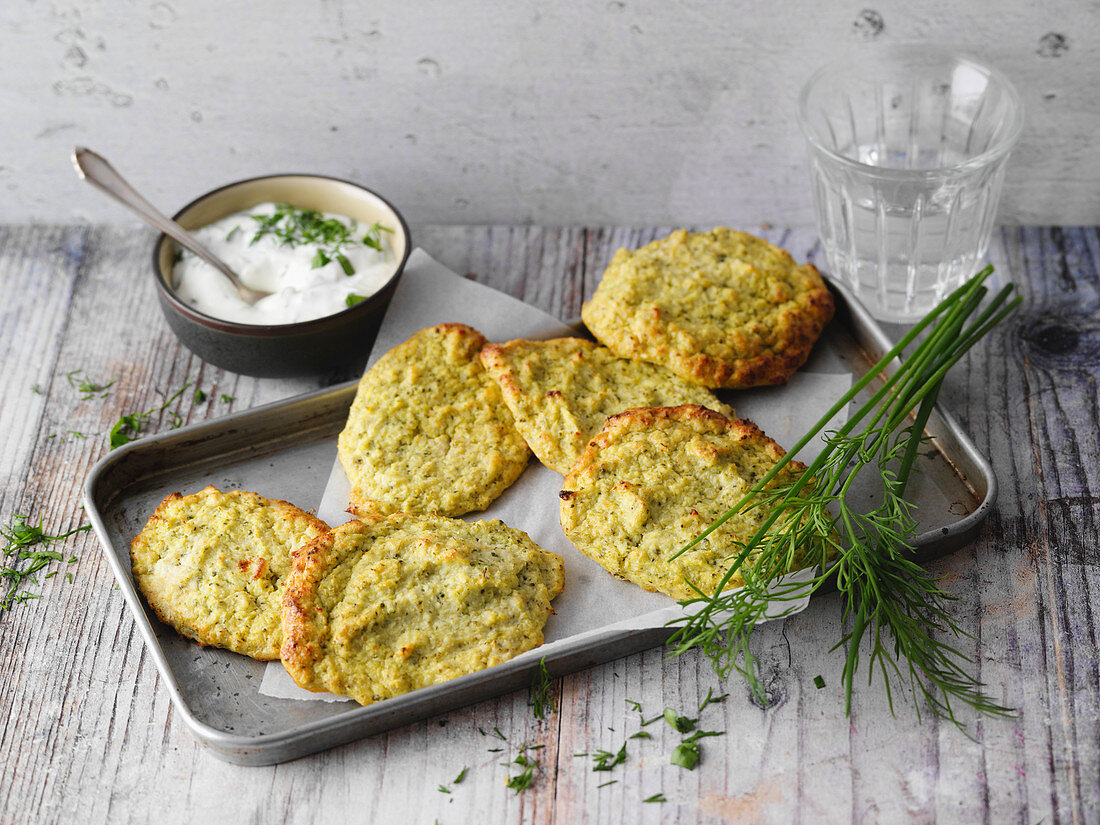 Brokkolipuffer mit Kräutercreme (Low Carb)